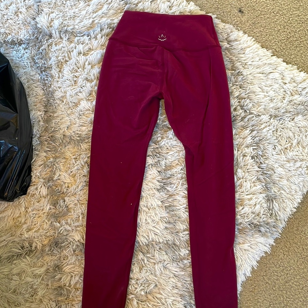 Betting yoga leggings. Color: Maroon Size: M